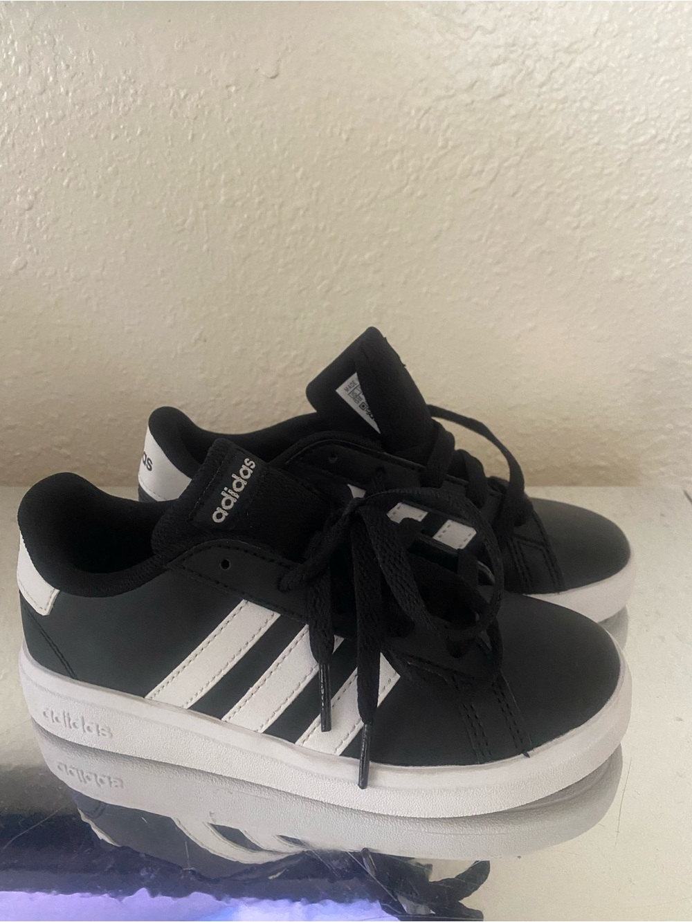 Adidas Kids Black & White Low-Top Sneakers Size 13½ – NEW

🖤🤍 NEW WITHOUT BOX!
